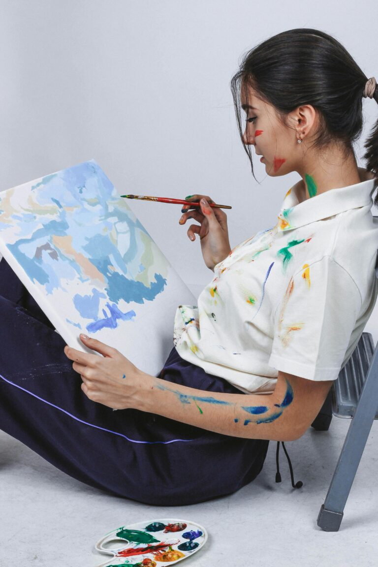 La médiation artistique est une approche qui permet d’utiliser la création — peinture, dessin, collage, modelage, écriture ou autres formes d’expression visuelle — comme un outil de dialogue intérieur et de transformation. Elle ne cherche pas à produire une "belle œuvre", mais à mobiliser l’acte de créer comme un support de mieux-être.